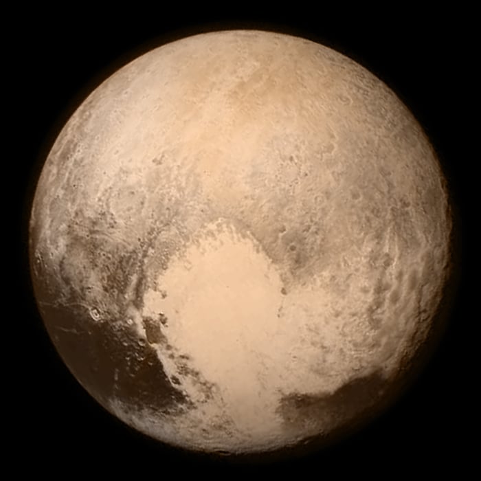 Plutone fotigrafato da New Jorizon il 13 luglio 2015 (credits Pluto_by_LORRI_and_Ralph,_13_July_2015)