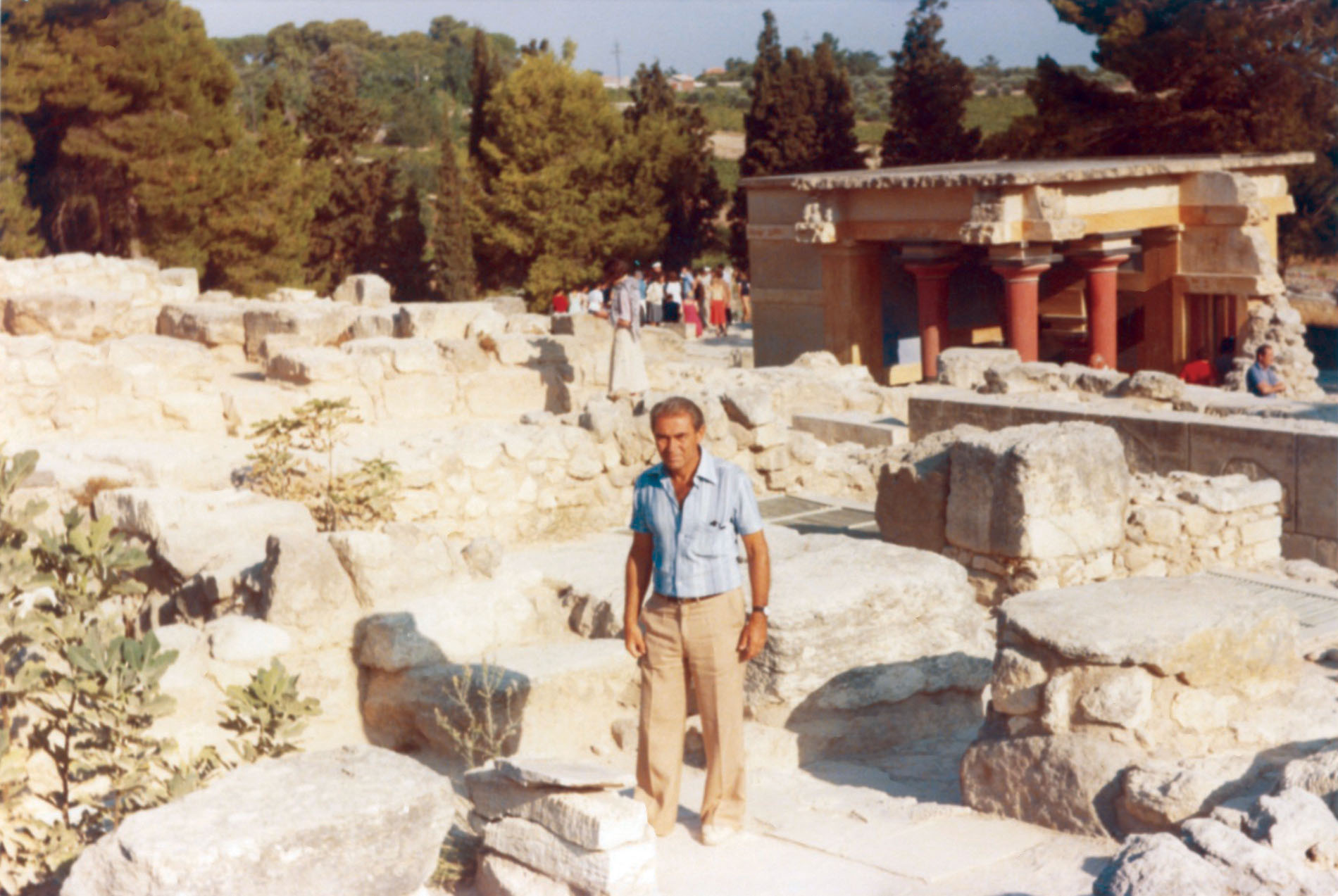 Arnaldo Roncuzzi fra le rovine di Cnosso a Creta