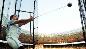 Il martello continua a ruotare attorno all'atleta per effetto della forza che il lanciatore esercita su esso attraverso il filo teso. Come la Terra che tiene la stazione spaziale agganciata e orbitanti attorno a sè attraverso la sua forza gravitazionale.
