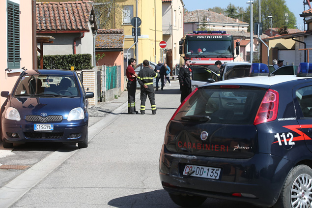 RAVENNA 29/03/17. LITE IN STRADA, UNA DONNA PRIMA CERCA DI INCENDIARE UN AUTO POI INVESTE UN CARABINIERE