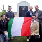 Giovani di Forza Italia davanti alla lapide della Brigata Ebraica al cimitero di Piangipane