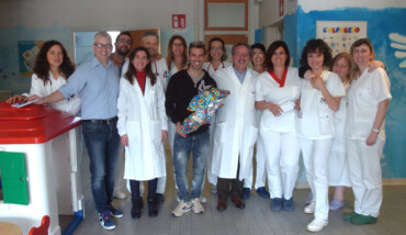 MARCO MELANDRI PORTA L'UOVO DI PASQUA AL REPARTO DI PEDIATRIA DELL'OSPEDALE DI RAVENNA