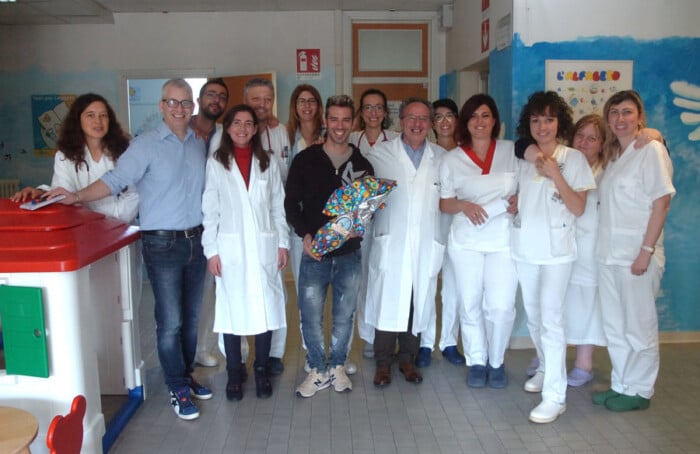 MARCO MELANDRI PORTA L'UOVO DI PASQUA AL REPARTO DI PEDIATRIA DELL'OSPEDALE DI RAVENNA