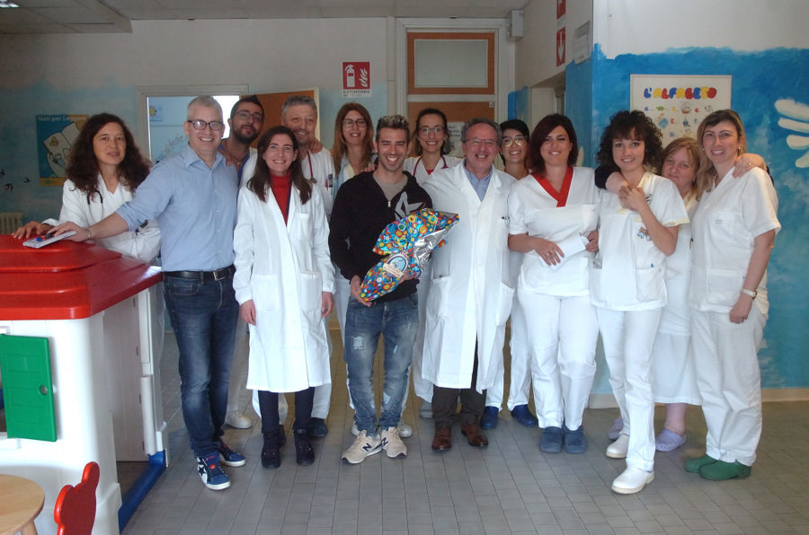 MARCO MELANDRI PORTA L'UOVO DI PASQUA AL REPARTO DI PEDIATRIA DELL'OSPEDALE DI RAVENNA