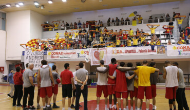 RAVENNA 10/05/17. TIFOSI DELL’ ORASI’ BASKET RAVENNA IRROMPONO NEL PALA COSTA ALLA FINE DELL’ ALLENAMENTO