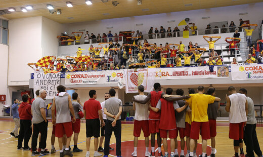 RAVENNA 10/05/17. TIFOSI DELL’ ORASI’ BASKET RAVENNA IRROMPONO NEL PALA COSTA ALLA FINE DELL’ ALLENAMENTO