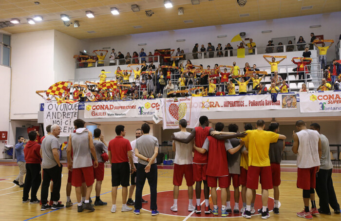 RAVENNA 10/05/17. TIFOSI DELL’ ORASI’ BASKET RAVENNA IRROMPONO NEL PALA COSTA ALLA FINE DELL’ ALLENAMENTO