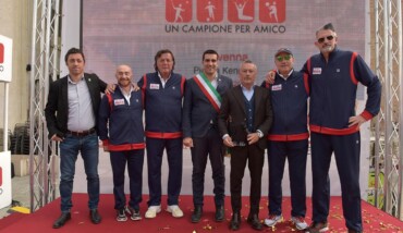 Foto di gruppo in piazza