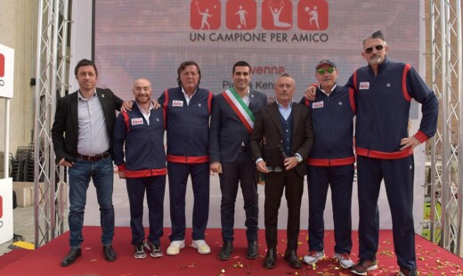 Foto di gruppo in piazza