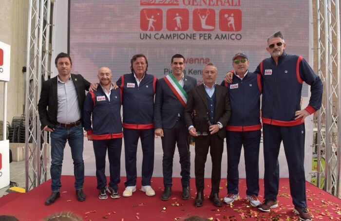 Foto di gruppo in piazza