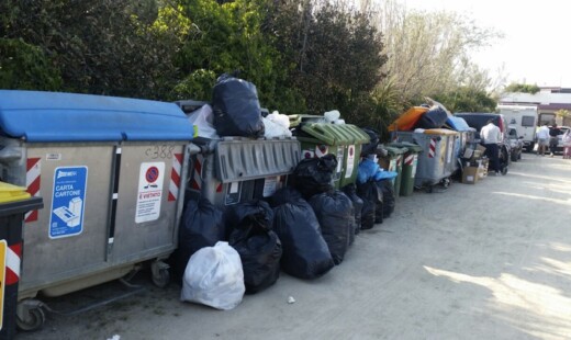 I bidoni pieni sul litorale