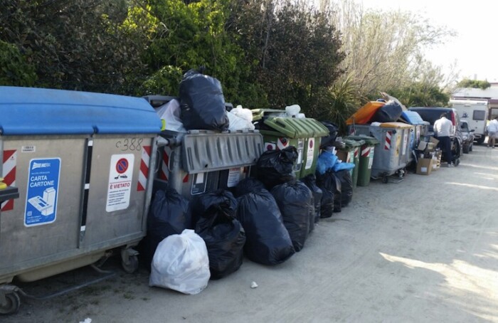 I bidoni pieni sul litorale