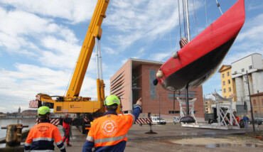Marzo 2013: il Moro di Venezia di proprietà dell'Autorità portuale di Ravenna risale il Candiano e viene messo sulla banchina nel piazzale della sede dell'ente