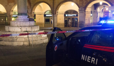 RAVENNA 24/06/17. ZAINO ABBANDONATO SULLA COLONNA DI S. APOLLINARE IN PIAZZA DEL POPOLO, ARTIFICIERI LO FANNO ESPLODERE