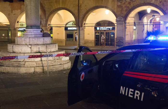 RAVENNA 24/06/17. ZAINO ABBANDONATO SULLA COLONNA DI S. APOLLINARE IN PIAZZA DEL POPOLO, ARTIFICIERI LO FANNO ESPLODERE