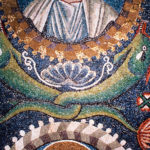 Delfini e conchiglia, particolare dell’arco del presbiterio, San Vitale, Ravenna