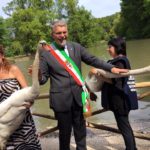 Il sindaco con i due cigni all'inaugurazione del parco Bucci