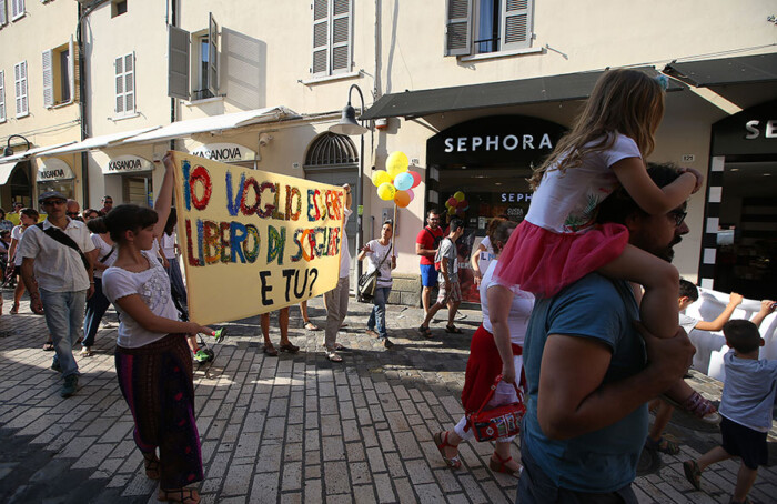 Il corteo contro i vaccini obbligatori in centro a Ravenna