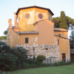 La chiesa del Torrione incastonata sulla stratificazione che s’innalza al “riuso” sapiente e contemplativo, anche nell’intonaco