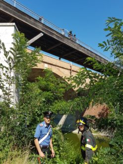 Il salvataggio di carabinieri e vigili