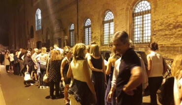 La fila fuori dalla biblioteca Classense