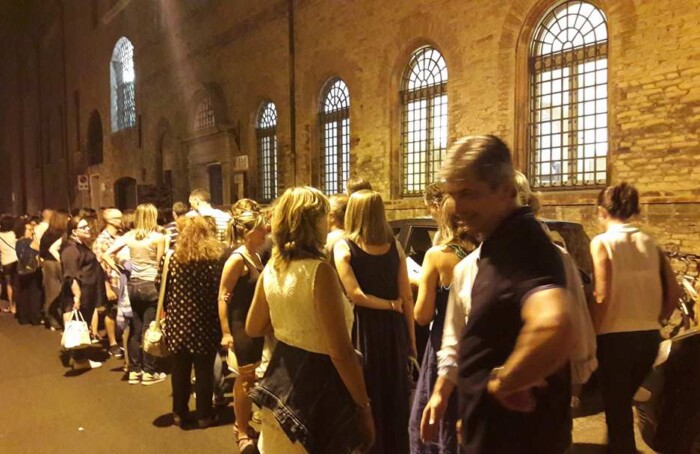 La fila fuori dalla biblioteca Classense