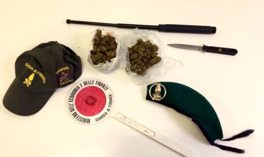 Coltello, droga e manganello: tutto sequestrato dalla Finanza