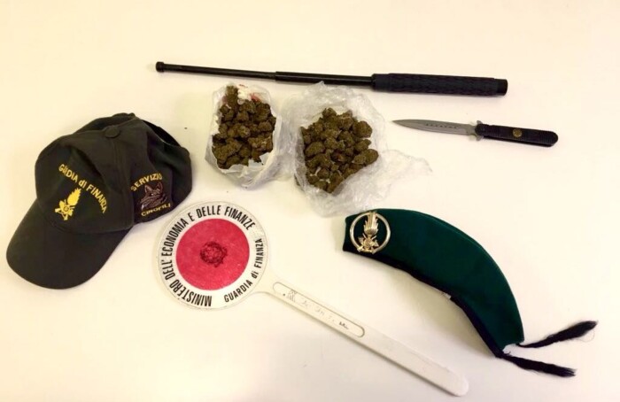 Coltello, droga e manganello: tutto sequestrato dalla Finanza