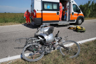 RAVENNA 30/07/17. INCIDENTE BICI MOTO A LIDO ADRIANO IN VIALE MANZONI