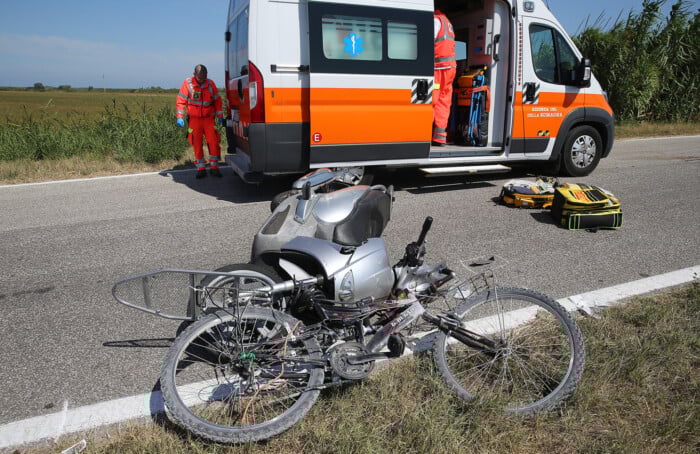 RAVENNA 30/07/17. INCIDENTE BICI MOTO A LIDO ADRIANO IN VIALE MANZONI