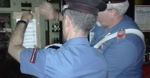 I carabinieri mettono i sigilli al bar