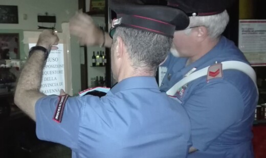 I carabinieri mettono i sigilli al bar