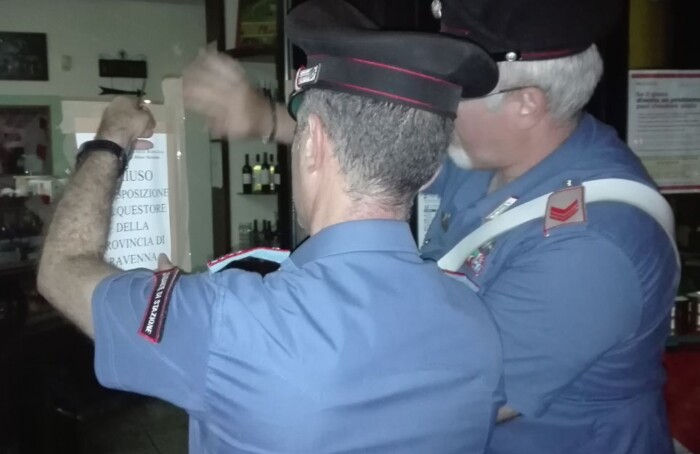 I carabinieri mettono i sigilli al bar