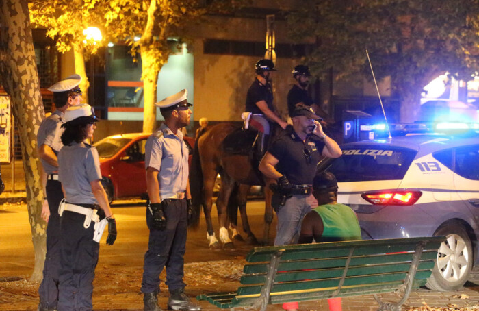 RAVENNA 07/08/17. POLIZIA E POLIZIA MUNICIPALE, CONTROLLI AI GIARDINI SPEYER