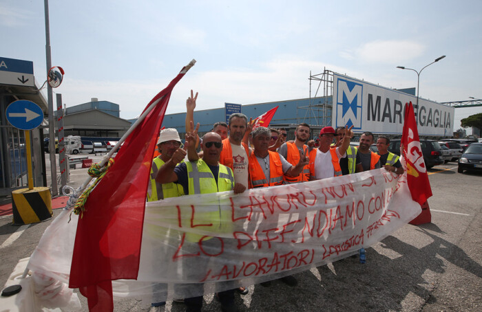 RAVENNA 27/08/17. GLI OPERAI DELLA LOGISTICA FERRARI BLOCCANO L’ INGRESSO ALLA MARCEGAGLIA