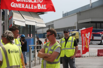 RAVENNA 27/08/17. GLI OPERAI DELLA LOGISTICA FERRARI BLOCCANO L’ INGRESSO ALLA MARCEGAGLIA