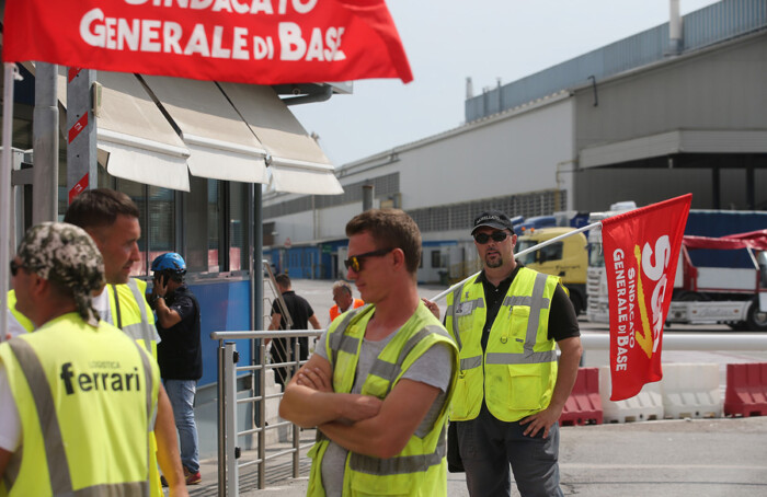 RAVENNA 27/08/17. GLI OPERAI DELLA LOGISTICA FERRARI BLOCCANO L’ INGRESSO ALLA MARCEGAGLIA