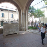 tomba di Dante, Quadriportico
