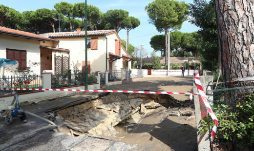 RAVENNA 28/09/17. VORAGINE IN VIA CHIAPPINI A CERVIA A SEGUITO DELLA ROTTURA DI UNA CONDOTTA DELL’ ACQUA