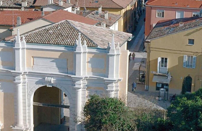 Porta Adriana