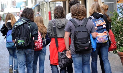 SCUOLA: SOLO 8% BAMBINI TORNA A CASA DA SOLO, GERMANIA 76%