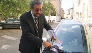 SINDACO MATTEUCCI VOLANTINAGGIO IN CENTRO SIRIO 04 08 07