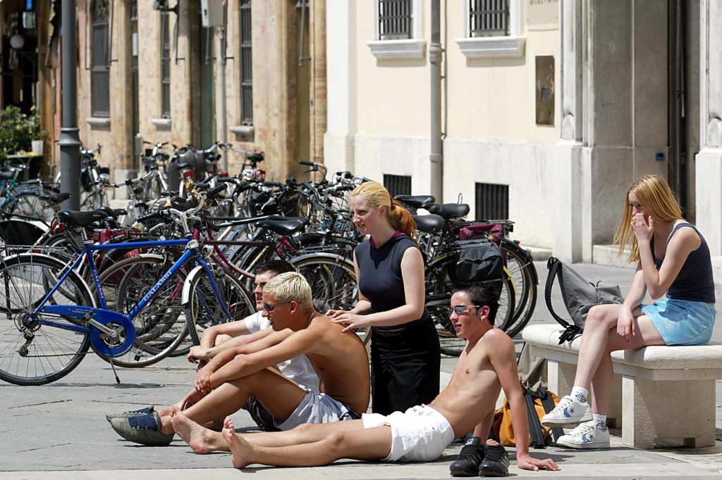 15/05/2002 RAVENNA. GIORNATA DI SOLE, TURISTI IN PIAZZA DEL POPOLO.