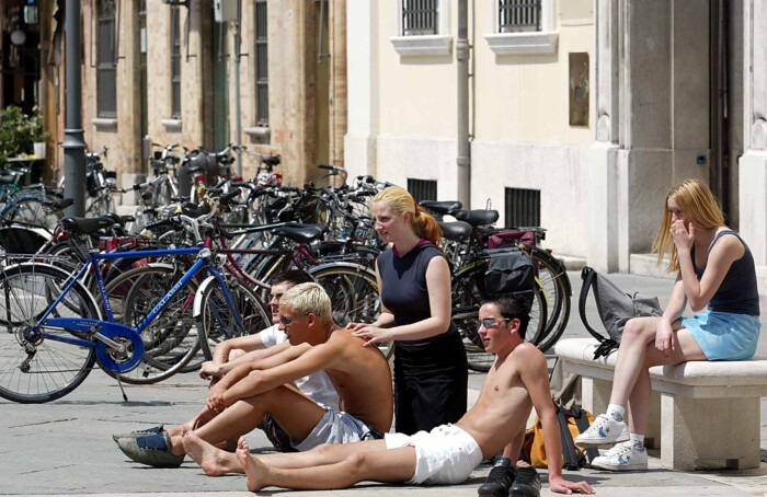 15/05/2002 RAVENNA. GIORNATA DI SOLE, TURISTI IN PIAZZA DEL POPOLO.