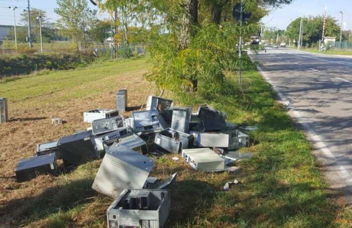 Rifiuti abbandonati sulla Baiona