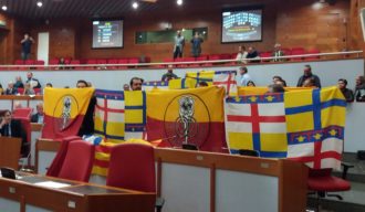 I consiglieri leghisti con la bandiera della Catalogna e della Romagna