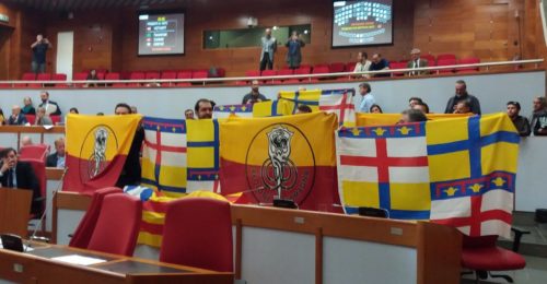 I consiglieri leghisti con la bandiera della Catalogna e della Romagna