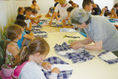 un laboratorio di cucito organizzato da volontarie Auser con bambine del territorio