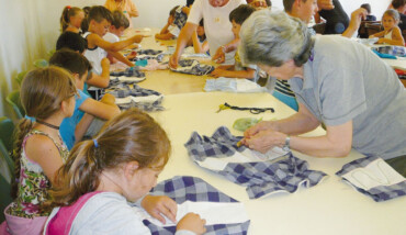 un laboratorio di cucito organizzato da volontarie Auser con bambine del territorio