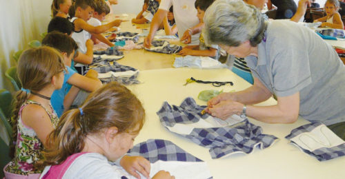 un laboratorio di cucito organizzato da volontarie Auser con bambine del territorio